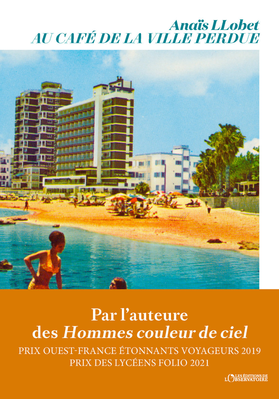 Au café de la ville perdue par Anaïs LlobetLa couverture porte en plus : Par l'auteure des Hommes couleur de ciel Prix Ouest-France Étonnants voyageurs 2019 Prix des lycéens Folio 2021